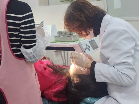 강북구 치과 의료기관에서 한 학생이 구강치료를 받고 있다.강북구청 제공