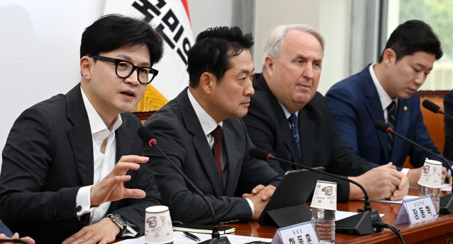 한동훈(왼쪽) 국민의힘 대표가 26일 오전 국회에서 열린 최고위원회의에서 발언하고 있다. 왼쪽부터 한 대표, 장동혁·인요한 최고위원, 진종오 청년최고위원.  곽성호 기자