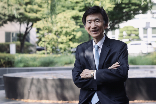 지난 6월 임명된 윤병세 청와대재단 이사장(전 외교부 장관)은 26일 문화일보와의 통화에서 “청와대는 역사와 문화, 자연까지 어우러진 ‘삼위일체’의 공간”이라고 강조했다.  연합뉴스