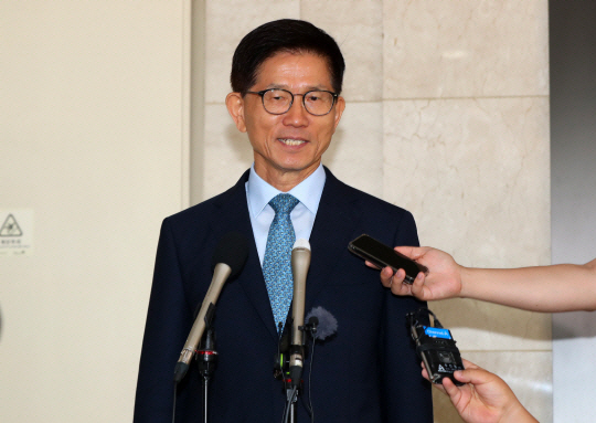 김문수 고용노동부 장관 후보자가 1일 오전 서울 강남구 고용노동부 강남지청에 마련된 인사청문회 준비 사무실로 출근하며 취재진 질문에 대답하고 있다. 뉴시스