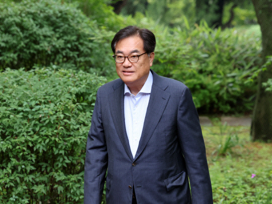 정진석 대통령 비서실장이 지난 6월 30일 서울 종로구 총리공관에서 열린 고위당정협의회에 참석하고 있다. 뉴시스