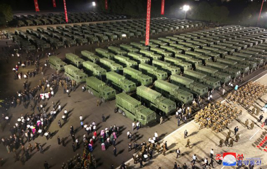 지난 4일 북한 조선중앙통신이 공개한 형 전술탄도미사일무기체계 인계인수 기념식이 열리고 있다. 연합뉴스