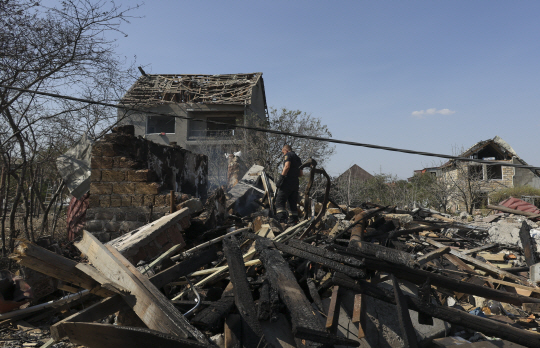 26일 우크라이나 오데사의 한 화물차 차고지가 러시아군의 공습으로 파괴된 가운데 한 구조대원이 폐허가 된 현장을 둘러보고 있다. EPA 연합뉴스