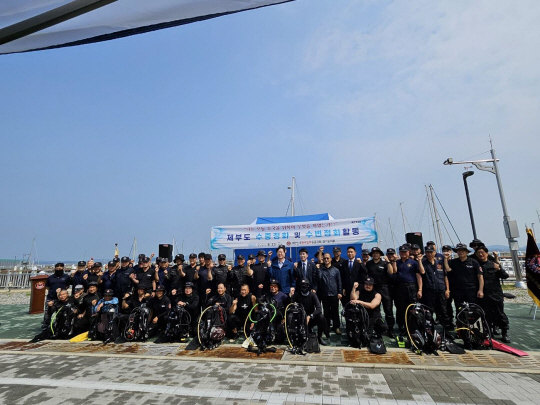 지난 23일 경기 화성시 서신면 일원 제주마리나 일원에서 경기평택항만공사와 특수임무유공자회 화성시지회 회원 등이 환경 정화활동을 벌인 뒤 기념촬영을 하고 있다. 경기평택항만공사 제공