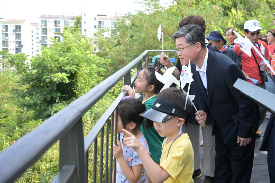김길성 중구청장이 이달 14일 아이들과 남산자락숲길 내 태극 꽃길 걸으며 둘러보고 있다.중구청 제공