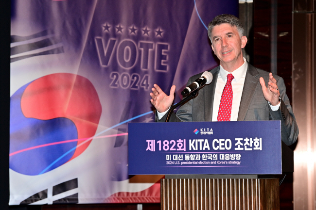 데릭 모건 헤리티지재단 부대표가 27일 서울 강남구 삼성동 그랜드 인터컨티넨탈 파르나스에서 한국무역협회(KITA) 주최로 열린 제182회 KITA CEO 조찬회에서 ‘미 대선 동향과 한국의 대응방향’을 주제로 기조연설을 하고 있다.  문호남 기자
