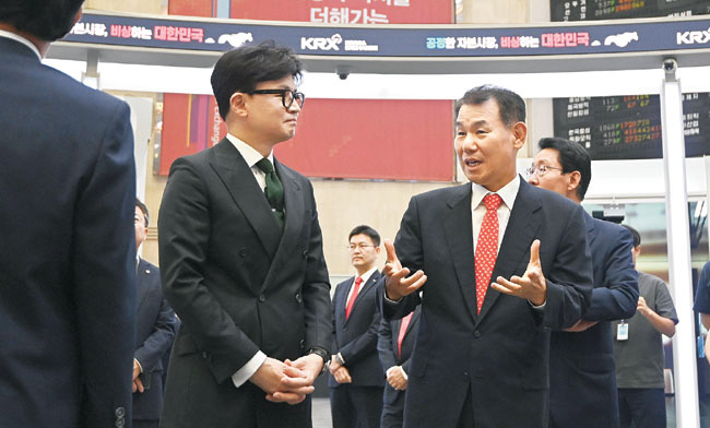 한동훈(왼쪽) 국민의힘 대표가 27일 오전 서울 영등포구 여의동 한국거래소에서 정은보 한국거래소 이사장의 설명을 듣고 있다. 박윤슬 기자