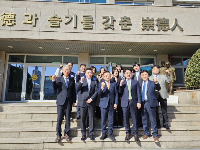 김용만(앞줄 왼쪽 두 번째) 정원장학복지재단 이사장 겸 학교법인 청송학원 이사장이 지난 2월 28일 광주 광산구 숭덕고에서 초록우산의 고액후원자 모임인 그린노블클럽 약정식을 가진 후 이홍렬(앞줄 가운데) 초록우산 홍보대사, 교사 및 교직원들과 기념사진을 촬영하고 있다.  초록우산 제공