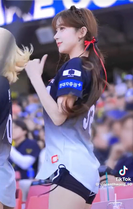 삐끼삐끼 춤을 주는 KIA 타이거즈 치어리더들. 틱톡 캡쳐