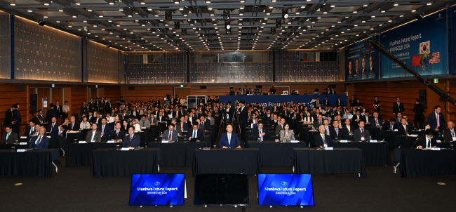 27일 서울 중구 대한상공회의소에서 윤석열(앞줄 가운데) 대통령, 우원식(앞줄 왼쪽 두 번째) 국회의장, 정몽준(〃 첫 번째) 아산정책연구원 명예이사장, 한동훈(〃 다섯 번째) 국민의힘 대표, 이병규(〃네 번째) 문화일보 회장 등이 참석한 가운데 ‘충돌하는 세계와 한국의 길’을 주제로 한 ‘문화미래리포트(MFR) 2024’ 개회식이 열리고 있다. 윤성호 기자
