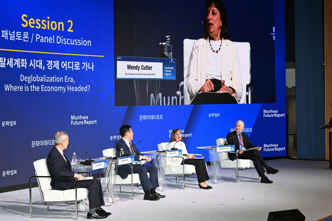 27일 서울 중구 대한상공회의소에서 열린 ‘문화미래리포트(MFR) 2024’ 2세션 패널들이 ‘탈세계화 시대, 경제 어디로 가나’를 주제로 토론하고 있다. 왼쪽부터 안호영 경남대 극동문제연구소 석좌교수, 연원호 국립외교원 경제기술안보연구센터장, 웬디 커틀러 아시아소사이어티정책연구소(ASPI) 부회장, 더글러스 어윈 다트머스대 경제학과 교수. 윤성호 기자