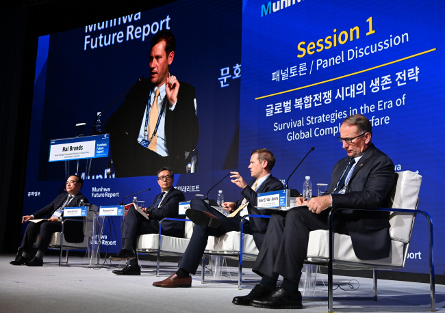27일 서울 중구 대한상공회의소에서 열린 ‘문화미래리포트(MFR) 2024’ 1세션 패널들이 ‘글로벌 복합전쟁 시대의 생존 전략’을 주제로 토론하고 있다. 왼쪽부터 김성한 고려대 국제대학원 교수, 이정민 카네기국제평화재단 선임연구위원, 할 브랜즈 존스홉킨스대 국제관계학 특훈교수, 로버트 에이브럼스 전 한미연합사령관 겸 주한미군사령관. 박윤슬 기자