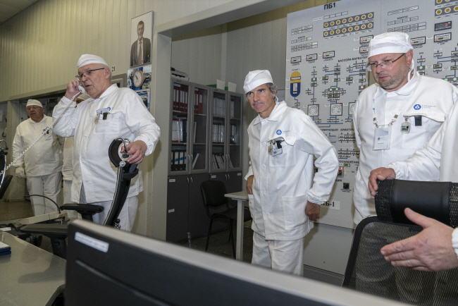 27일 라파엘 그로시(오른쪽 두 번째) 국제원자력기구(IAEA) 사무총장이 러시아 쿠르스크 원전에서 관계자들과 함께 원전 상황을 살펴보고 있다.     EPA 연합뉴스