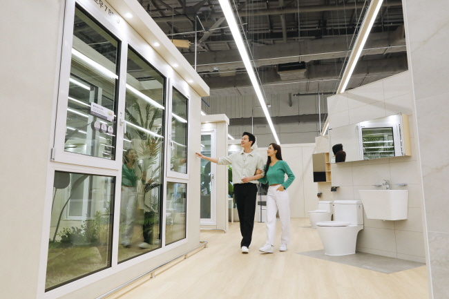 홈씨씨 인테리어 수원점에서 고객들이 KCC글라스의 다양한 창호를 둘러보고 있다. KCC글라스 제공