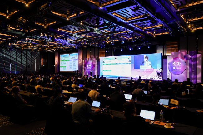 바이오의약품 분야 국내외 전문가들이 바이오산업의 미래 방향성을 제시하는 ‘2024 글로벌 바이오 콘퍼런스(GBC)’가 서울 강남구 그랜드 인터컨티넨탈 서울 파르나스호텔에서 9월 4일부터 3일간 열린다. 사진은 지난 2023년 행사에서 나카타니 유키코 세계보건기구(WHO) 사무차장이 기조연설하는 모습.  식품의약품안전처 제공