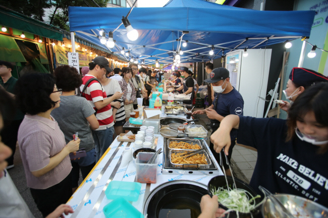 지난해 백년시장과 우이천 일대에서 열린 제1회 ‘강북 백맥축제’에서 먹거리 부스가 운영되고 있다. 강북구청 제공