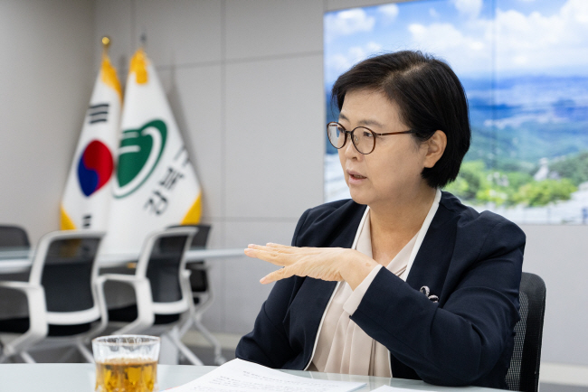 이순희 서울 강북구청장이 28일 문화일보와의 인터뷰에서 민선 8기 전반기 성과에 대해 설명하고 있다. 강북구청 제공