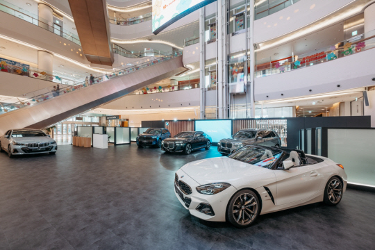 코오롱모터스가 서울 송파구 잠실 롯데월드몰 내 아트리움 광장에서 진행하는 ‘BMW 모빌리티 쇼’. 코오롱모터스 제공