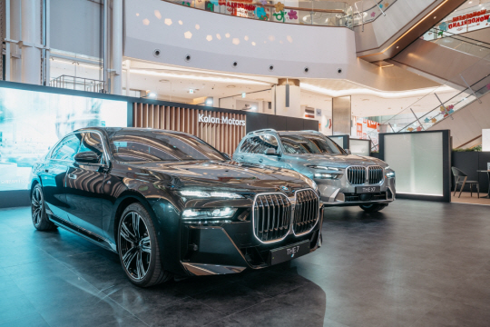 코오롱모터스가 서울 송파구 잠실 롯데월드몰 내 아트리움 광장에서 진행하는 ‘BMW 모빌리티 쇼’. 코오롱모터스 제공