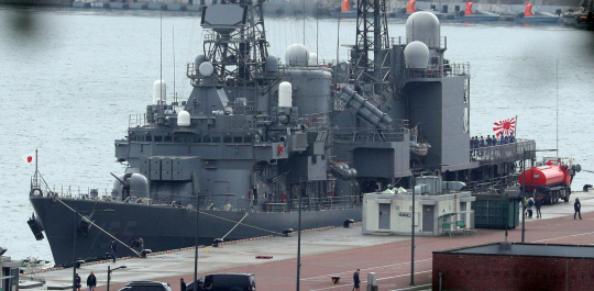 지난해 5월 29일 일본 해상자위대 아사기리급 호위함 ‘하마기리함’(DDG155)이 욱일기를 닮은 자위함기를 게양한 채 29일 부산 남구 해군작전사령부 부산기지에 정박해 있다. 뉴시스