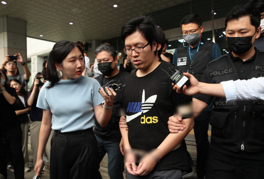 산속 둘레길에서 30대 여성을 성폭행하고 살해한 혐의로 구속된 최윤종이 지난해 8월 25일 서울 관악경찰서에서 검찰로 송치되고 있다. 뉴시스