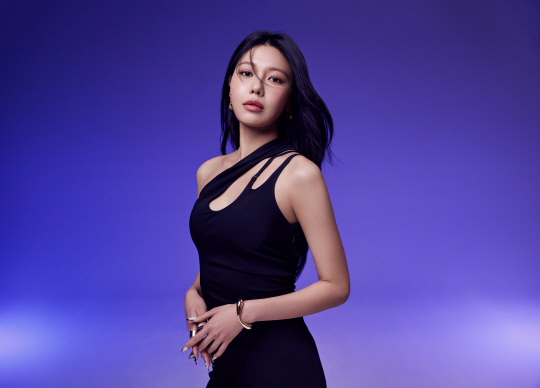 가수 겸 배우 수영