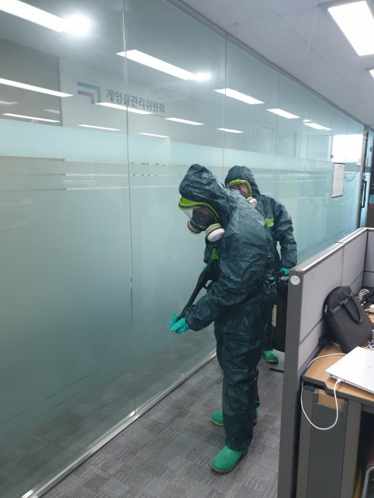 29일 백색 가루가 든 우편물이 발송된 게임물관리위원회 사무실을 소방특수구조대 직원들이 검사하고 있다. 부산소방재난본부 제공