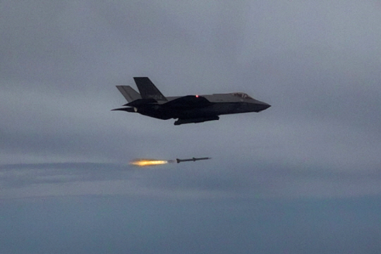 공군 F-35A 전투기가 지난 26일 서해상에서 순항미사일·무인공격기 역할을 하는 훈련용 표적을 향해 AIM-120C 공대공 미사일을 발사하는 실사격훈련을 하고 있다. 공군 제공