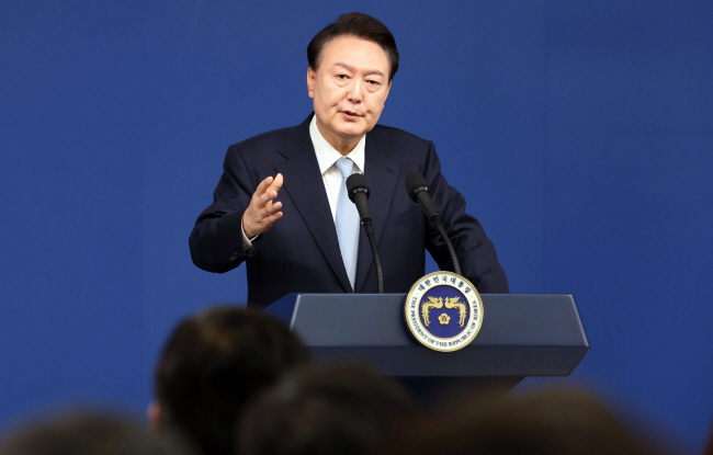 윤석열 대통령이 29일 오전 서울 용산 대통령실에서 열린 ‘국정브리핑 및 기자회견’에서 기자들의 질문에 답하고 있다. 윤 대통령은 연금·의료·노동·교육 개혁과 저출생 대응 계획을 밝혔다.    뉴시스