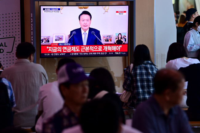 29일 오전 서울역에서 시민들이 윤석열 대통령의 국정 브리핑 및 기자회견을 생방송으로 시청하고 있다. 문호남 기자