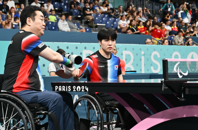 박성주(왼쪽)와 장영진이 29일 밤 프랑스 파리의 사우스 파리 아레나에서 열린 2024 파리 패럴림픽 탁구 남자 복식(스포츠등급 MD4) 8강에서 영국의 로버트 데이비스-토머스 매슈스를 상대로 경기하고 있다. 사진공동취재단