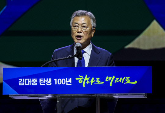 문재인 전 대통령이 지난달 6일 경기 고양시 킨텍스에서 열린 김대중 탄생 100주년 기념식 ‘하나로 미래로’에서 축사를 하고 있다. 뉴시스