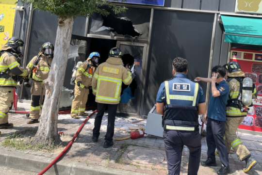 1일 오후 전남 영암군 삼호읍 한 상가건물 1층 성인게임장에서 방화로 인한 화재가 발생해 소방대원과 경찰관이 현장을 수습하고 있다. 이날 화재로 중국 국적인 60대 방화범 1명이 숨지고, 성인게임장 종업원과 손님 등 4명이 다쳤다. 전남소방본부 제공