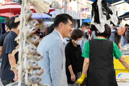 이기재 서울 양천구청장이 지난해 추석 전통시장을 찾아 상인과 대화하고 있다. 양천구청 제공