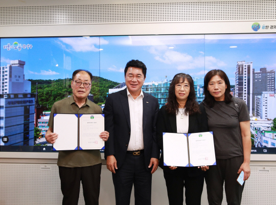 박준희(왼쪽 두 번째) 서울 관악구청장이 관악구 신규 지정 골목형상점가 인증서 수여식에서 기념사진을 찍고 있다. 관악구청 제공