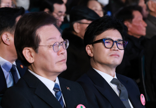한동훈 국민의힘 비상대책위원장과 이재명 더불어민주당 대표가 3월 1일 서울 중구 유관순기념관에서 열린 제105주년 3·1절 기념식에 참석해 있다. (대통령실 통신사진기자단) 뉴시스