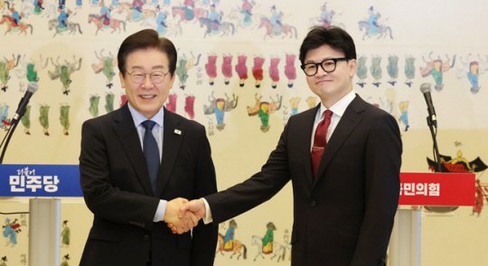 한동훈 국민의힘 대표와 이재명 더불어민주당 대표가 1일 오후 국회에서 열린여야 대표 회담에 앞서 인사하고 있다. 연합뉴스