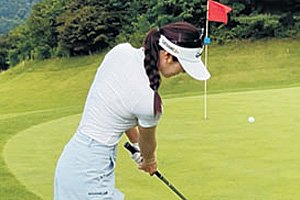 손목은 쓰지 말고 어드레스 때의 척추각 그대로 유지[이현지의 꿀팁레슨]