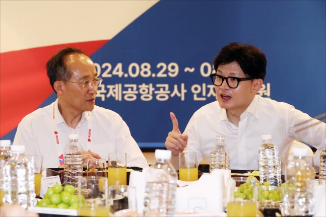 한동훈 국민의힘 대표, 추경호 원내대표를 비롯한 의원들이 지난달 29일 오후 인천 중구 용유로 인천국제공항공사 인재개발원에서 열린 2024 국민의힘 국회의원 연찬회애서 대화하고 있다. 연합뉴스