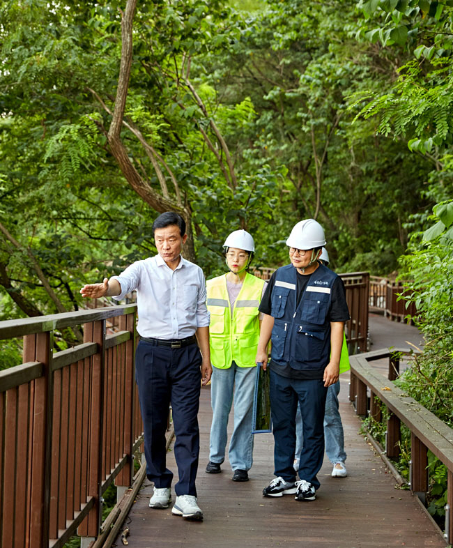 이승로(왼쪽 첫 번째) 성북구청장이 지난 8월 16일 개운산 정원 조성 현장을 방문해 점검을 하고 있는 모습.  성북구청 제공
