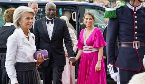 메르타 루이스(뒷줄 오른쪽) 노르웨이 공주와 듀렉 베렛이 과거 손을 잡고 있는 모습. 연합뉴스