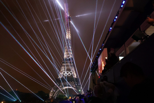 2024 파리올림픽 개회식이 열린 7월 26일(현지시각) 프랑스 파리 트로카데로 광장 행사장과 에펠탑 주위로 화려한 레이저쇼가 진행되고 있다. 뉴시스