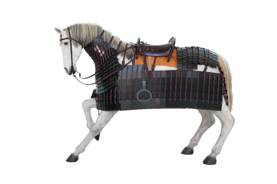 가야 고분에서 출토된 말갑옷을 재현해 무장한 말의 모습. 국가유산청 제공