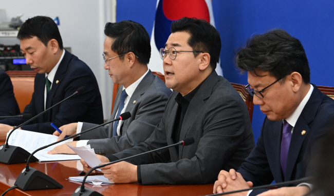 박찬대(오른쪽 두 번째) 더불어민주당 원내대표가 3일 오전 국회에서 열린 원내대책회의에서 발언하고 있다. 곽성호 기자