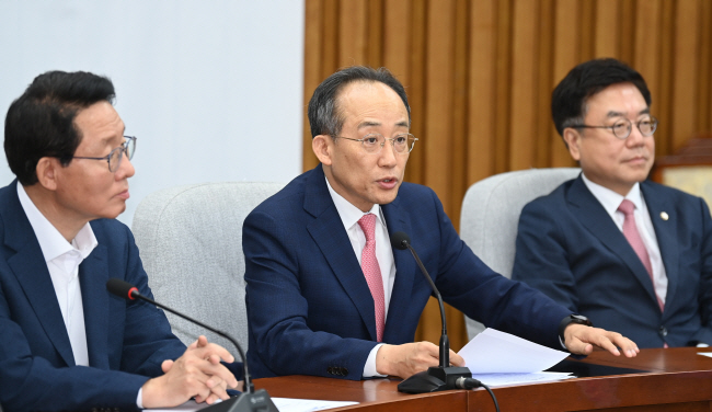 추경호(가운데) 국민의힘 원내대표가 3일 오전 국회에서 열린 원내대책회의에서 발언하고 있다. 왼쪽부터 김상훈 정책위의장, 추 원내대표, 서범수 사무총장.  박윤슬 기자