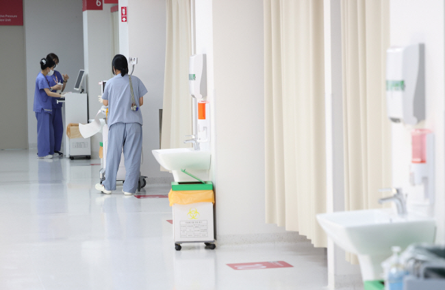 전공의 이탈 등에 따른 응급실 위기 속에 정부가 4일부터 군의관을 응급실에 배치하기로 한 가운데 2일 서울 성북구 고려대 안암병원 응급의료센터에서 의료진들이 치료 준비를 서두르고 있다.  뉴시스