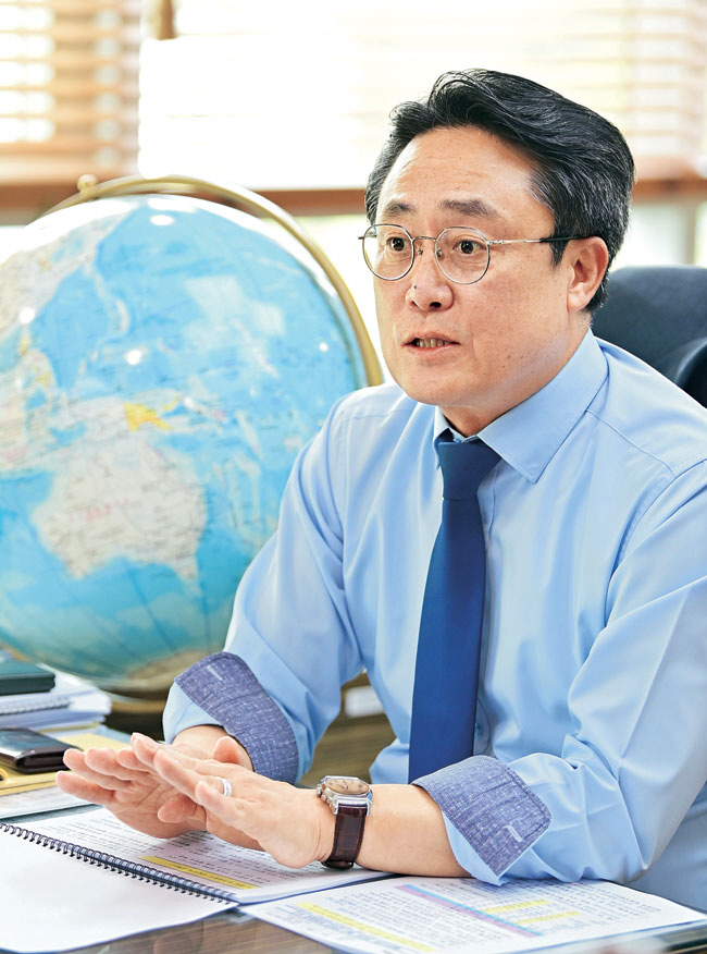 지난 8월 20일 강도형 해수부 장관이 세종시 어진동 정부세종청사 해수부 장관실에서 셔츠 소매를 걷어 올린 채 해양안전, 수산업, 해운 경쟁력 강화 지원 등 해수부의 각종 정책에 대해 설명하고 있다. 문호남 기자