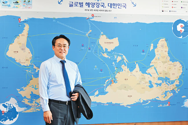 강도형 해수부 장관이 세종시 어진동 정부세종청사 해수부 장관실 세계지도 앞에 서 있다. 문호남 기자