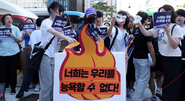 8월 29일 서울 강남구 강남역 앞에서 서울여성회·페미니스트대학생 연합동아리 관계자들이 ‘딥페이크 성범죄 규탄’ 기자회견을 열고 있다. 뉴시스