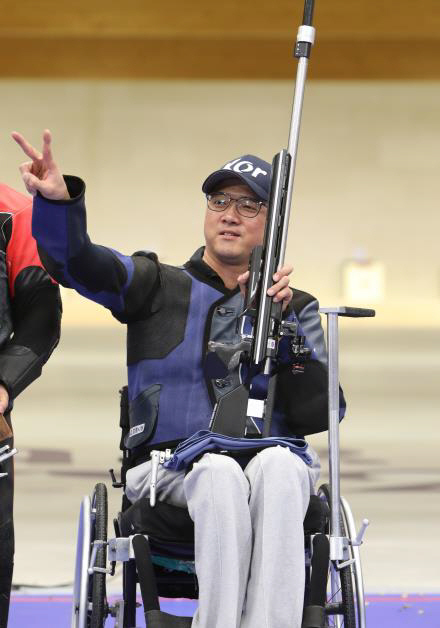 박진호가 3일 프랑스 샤토루 사격센터에서 열린 2024 파리패럴림픽 사격 R7 남자 50m 소총 3자세(스포츠등급 SH1) 결선에서 우승해 대회 2관왕에 오른 뒤 손가락으로 V를 그리는 세리머니를 하고 있다. 사진공동취재단